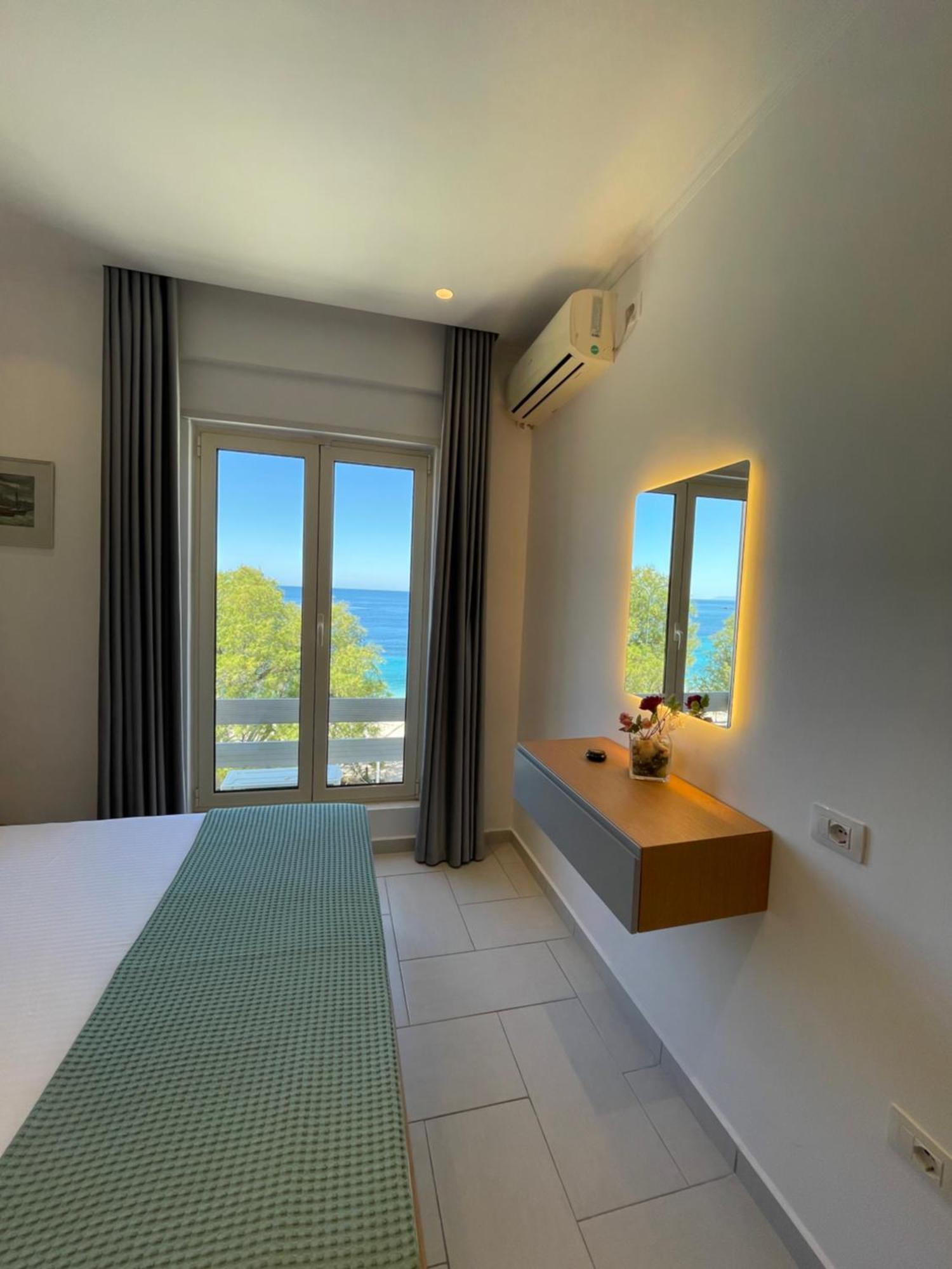 George Apartments Himare Exterior photo