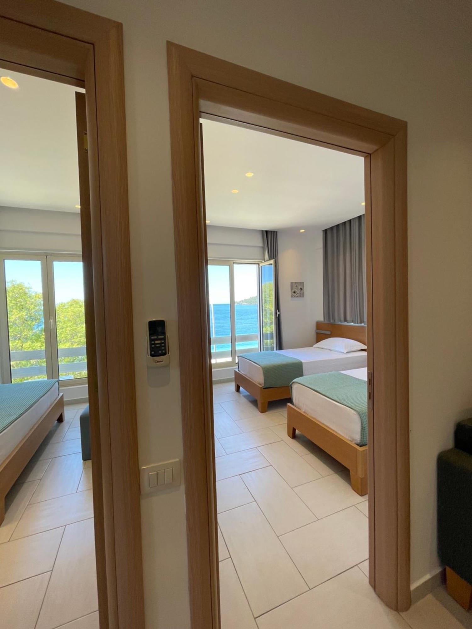 George Apartments Himare Exterior photo