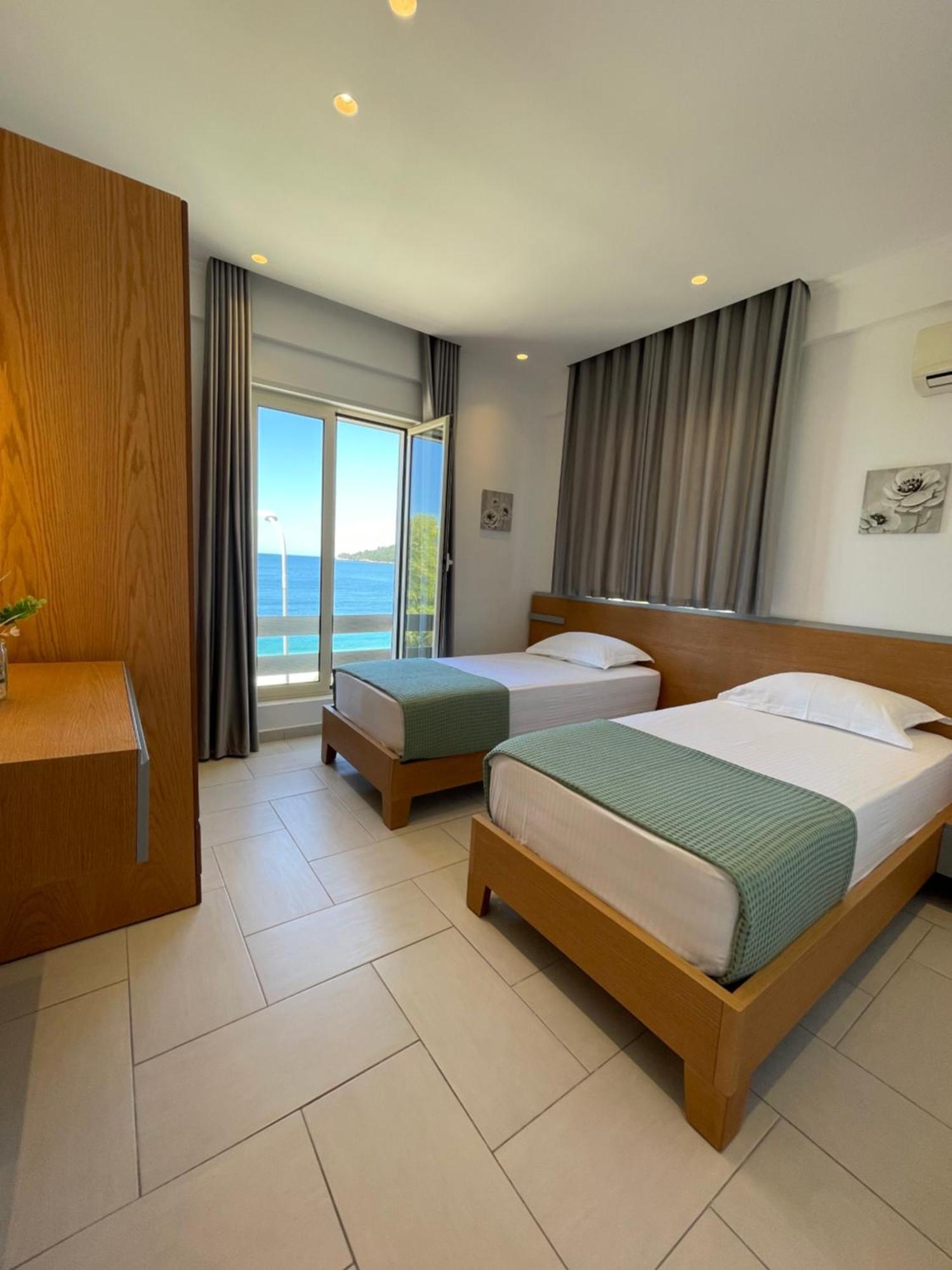 George Apartments Himare Exterior photo
